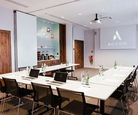 Ibis Luxembourg Airport ホテル 3*